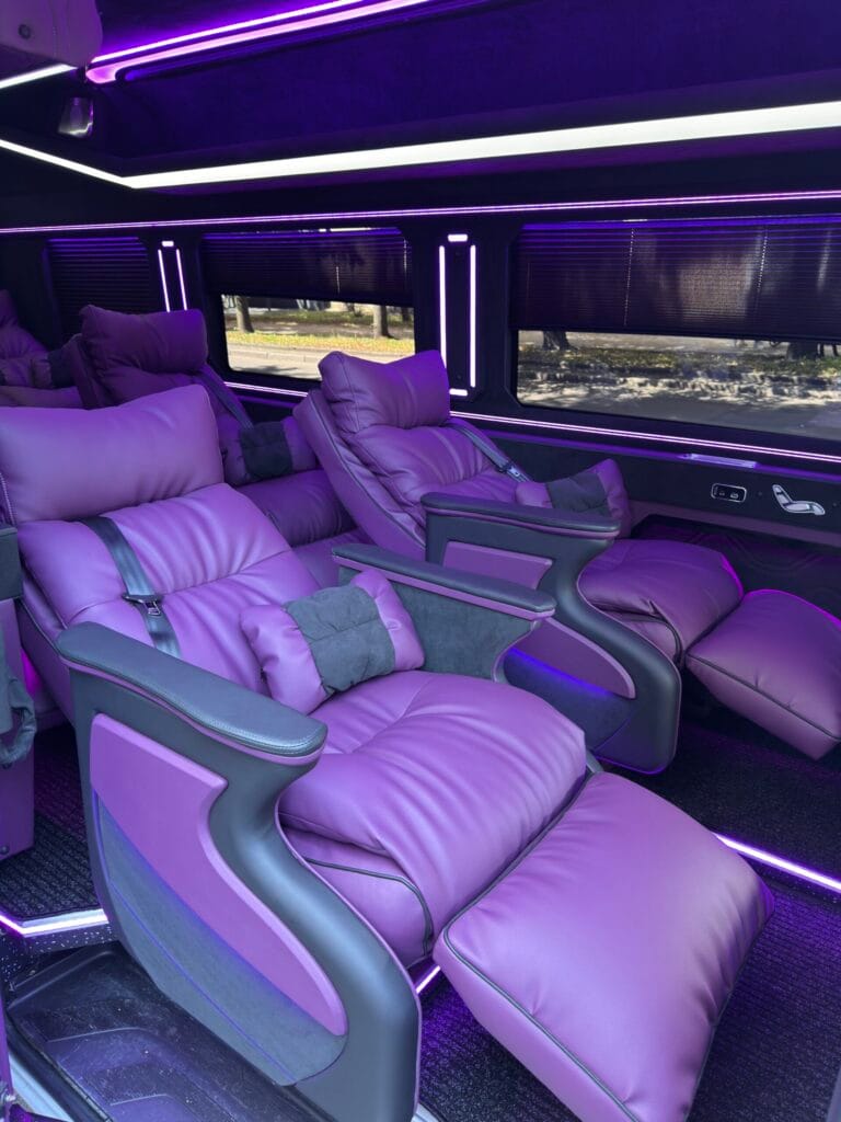 Розкішні фіолетові шкіряні сидіння в салоні VIP-автомобіля з підсвічуванням.